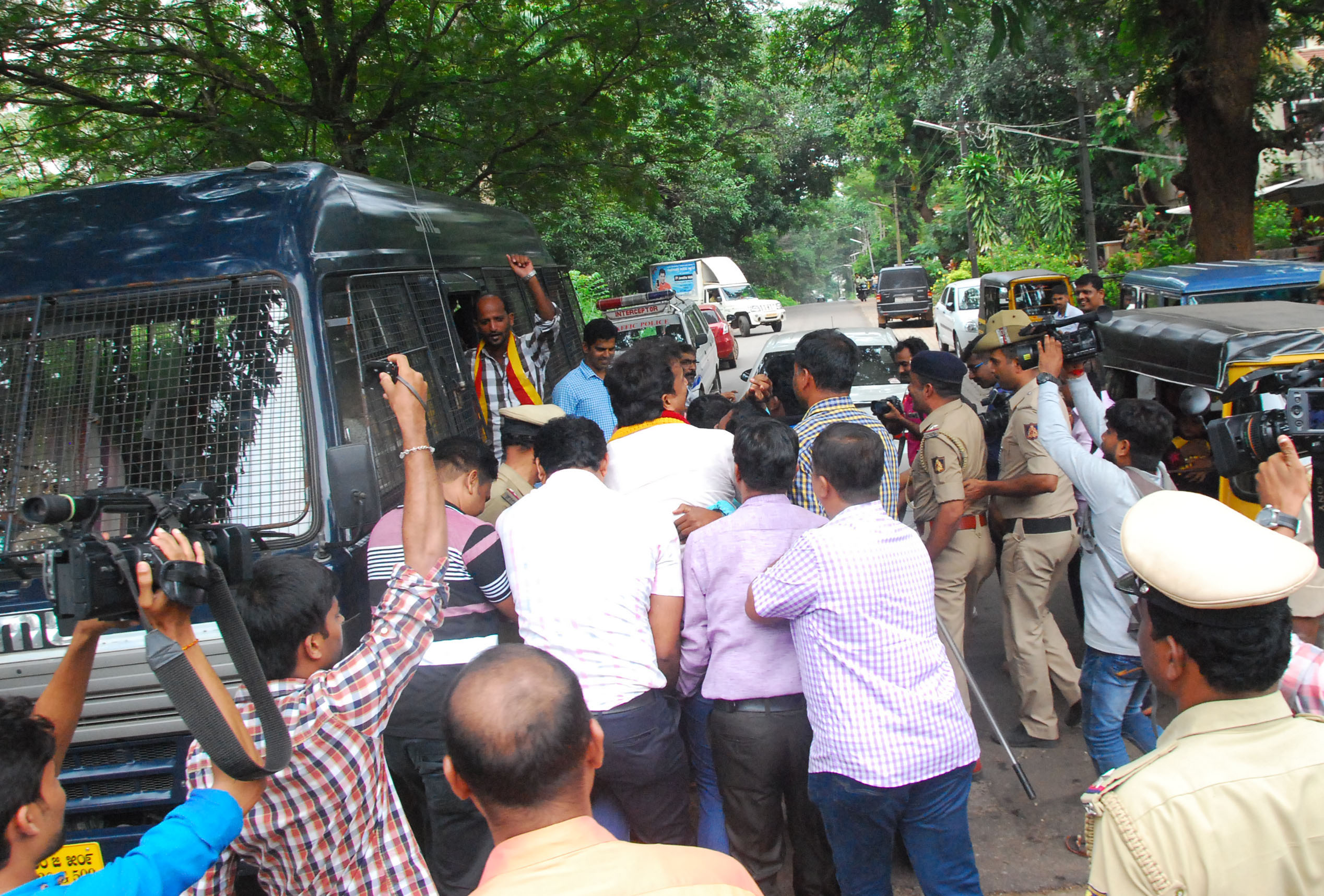 ಸಂಸದೆ ಶೋಭಾಗೆ ಕಪ್ಪು ಬಾವುಟ ಪ್ರದರ್ಶಿಸಲು ಯತ್ನ: ಕರಾವೆ, ಕೆಕೆವಿ ಕಾರ್ಯಕರ್ತರ ಬಂಧನ, ಬಿಡುಗಡೆ